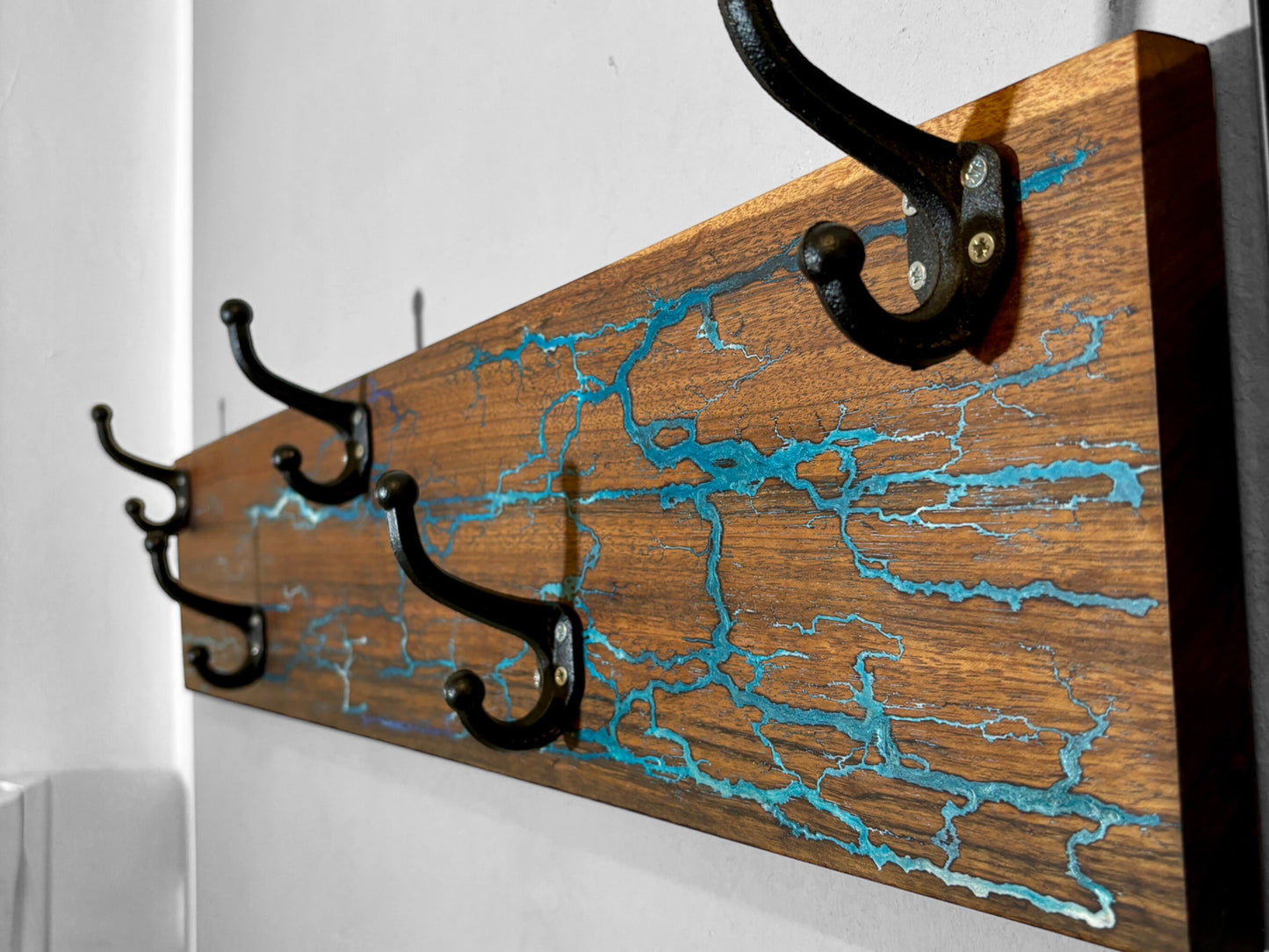 Wandgarderobe aus Nussholz mit Lichtenberg-Figuren und Epoxidharz - Exklusive Holzgarderobe Einrichtung Design-Ideen Einzelstück Handmade