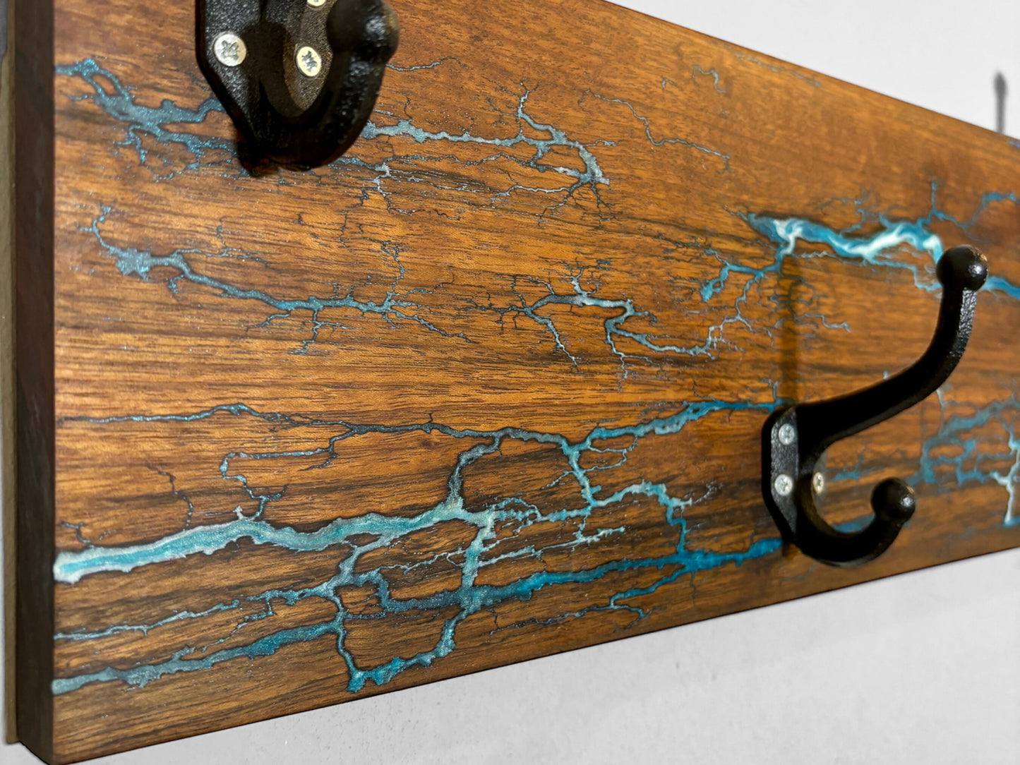 Wandgarderobe aus Nussholz mit Lichtenberg-Figuren und Epoxidharz - Exklusive Holzgarderobe Einrichtung Design-Ideen Einzelstück Handmade