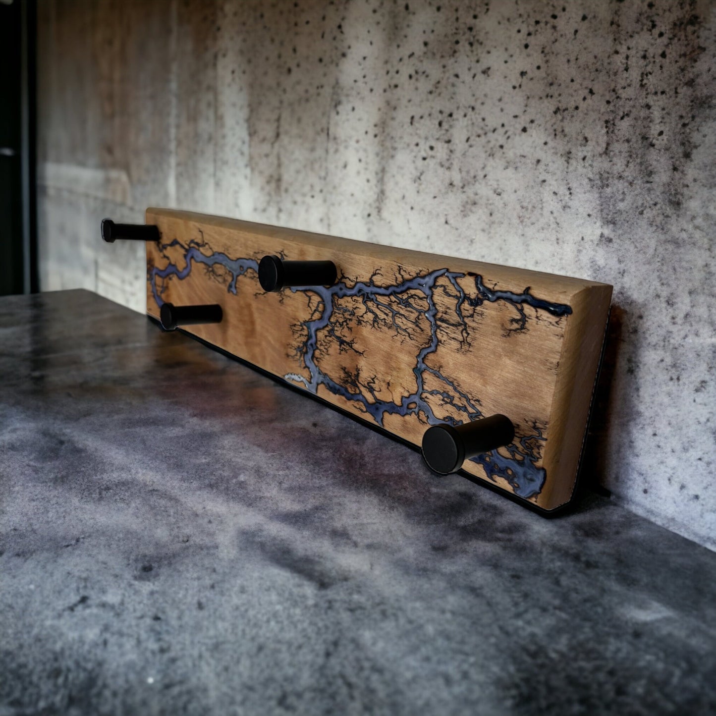 Wandgarderobe aus Birkenholz | Epoxidharz | Lichtenberg Figuren | Wandhaken | Garderobenhaken Haken upcycling | interieur design Garderobe