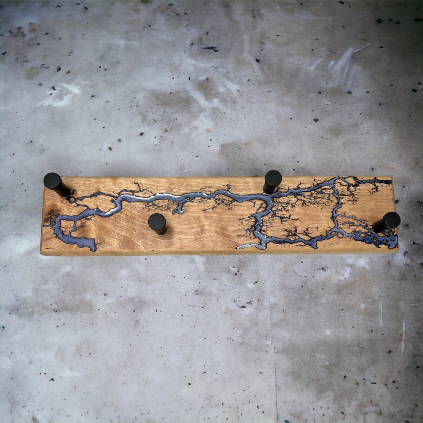 Wandgarderobe aus Birkenholz | Epoxidharz | Lichtenberg Figuren | Wandhaken | Garderobenhaken Haken upcycling | interieur design Garderobe
