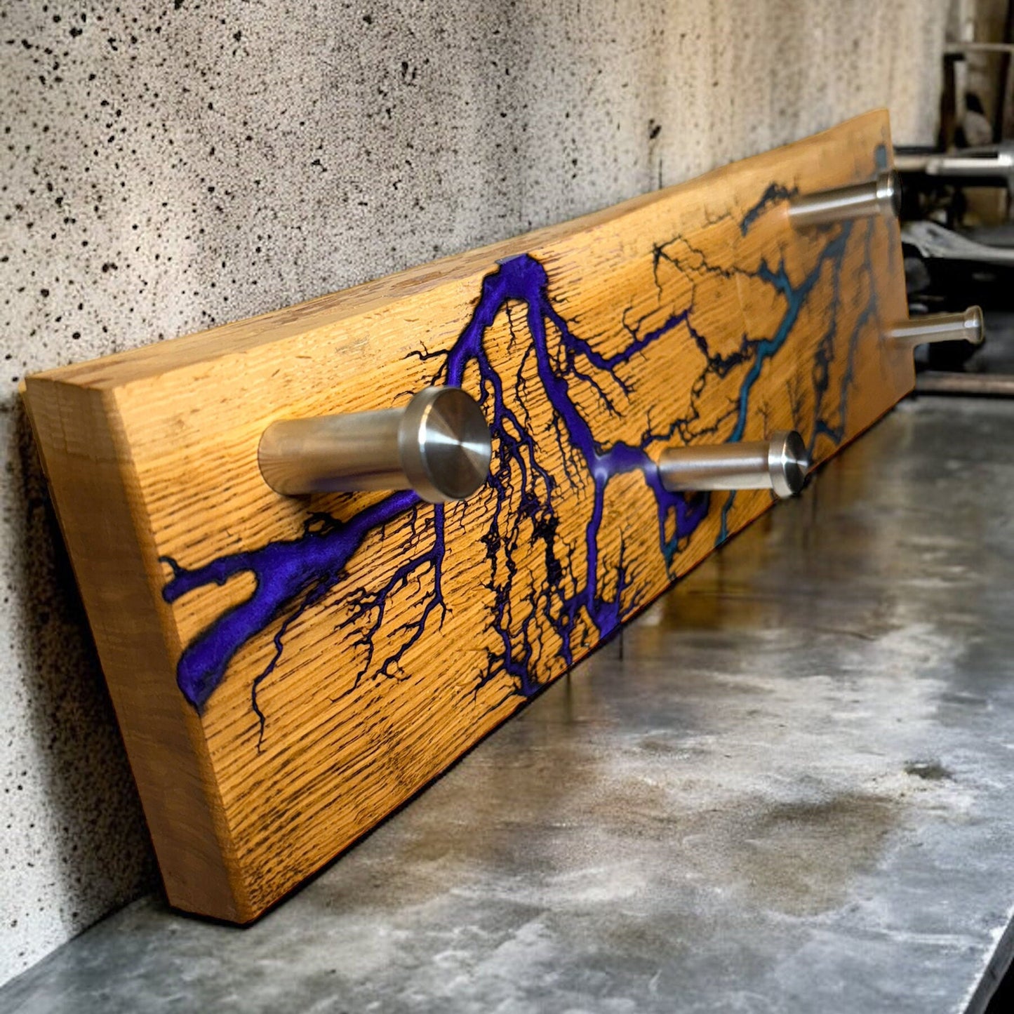Handgefertigte Eichenholz Wandgarderobe mit Epoxidharz und Lichtenberg Figuren - Einzigartiges Interieur Design | Inneneinrichtung Flur