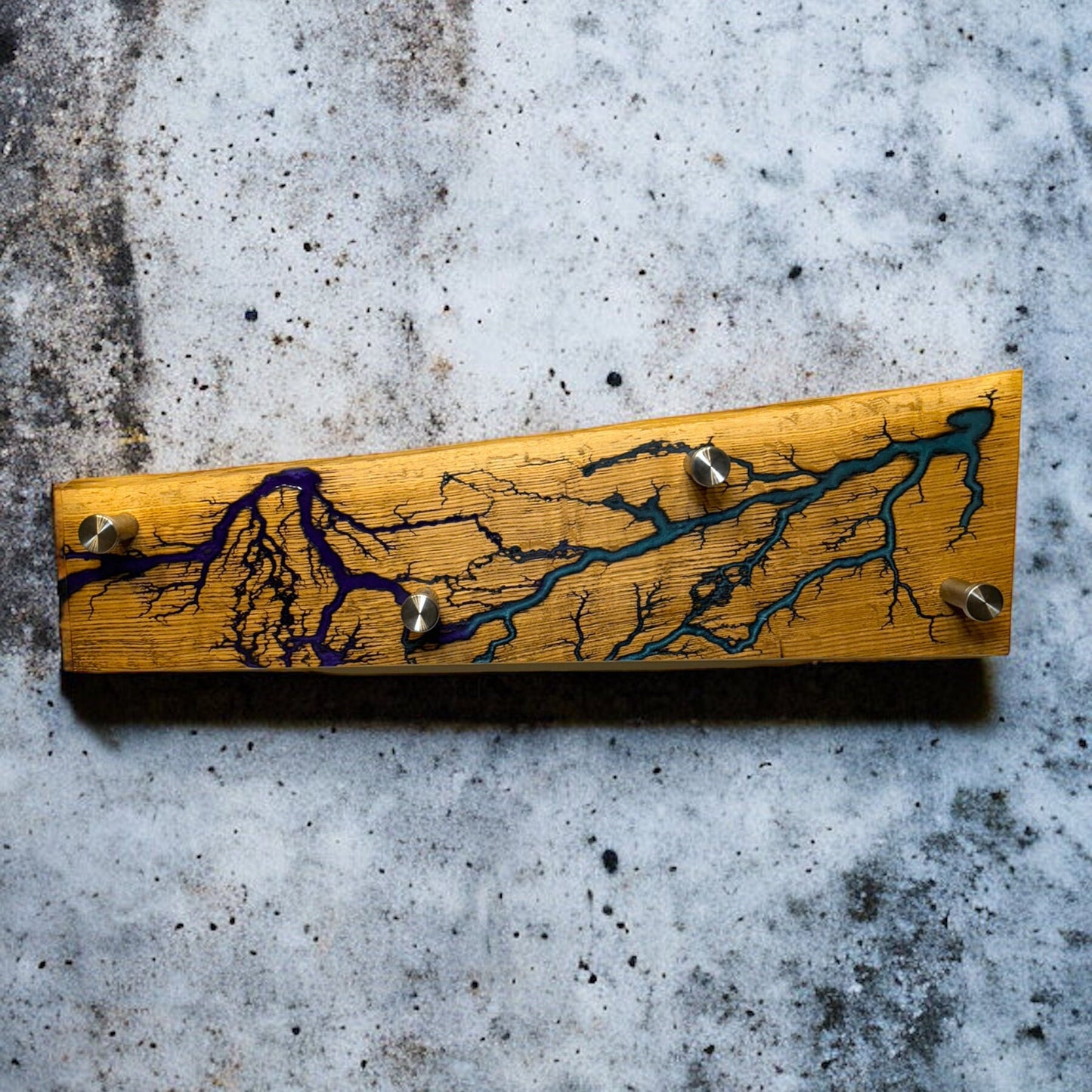 Handgefertigte Eichenholz Wandgarderobe mit Epoxidharz und Lichtenberg Figuren - Einzigartiges Interieur Design | Inneneinrichtung Flur