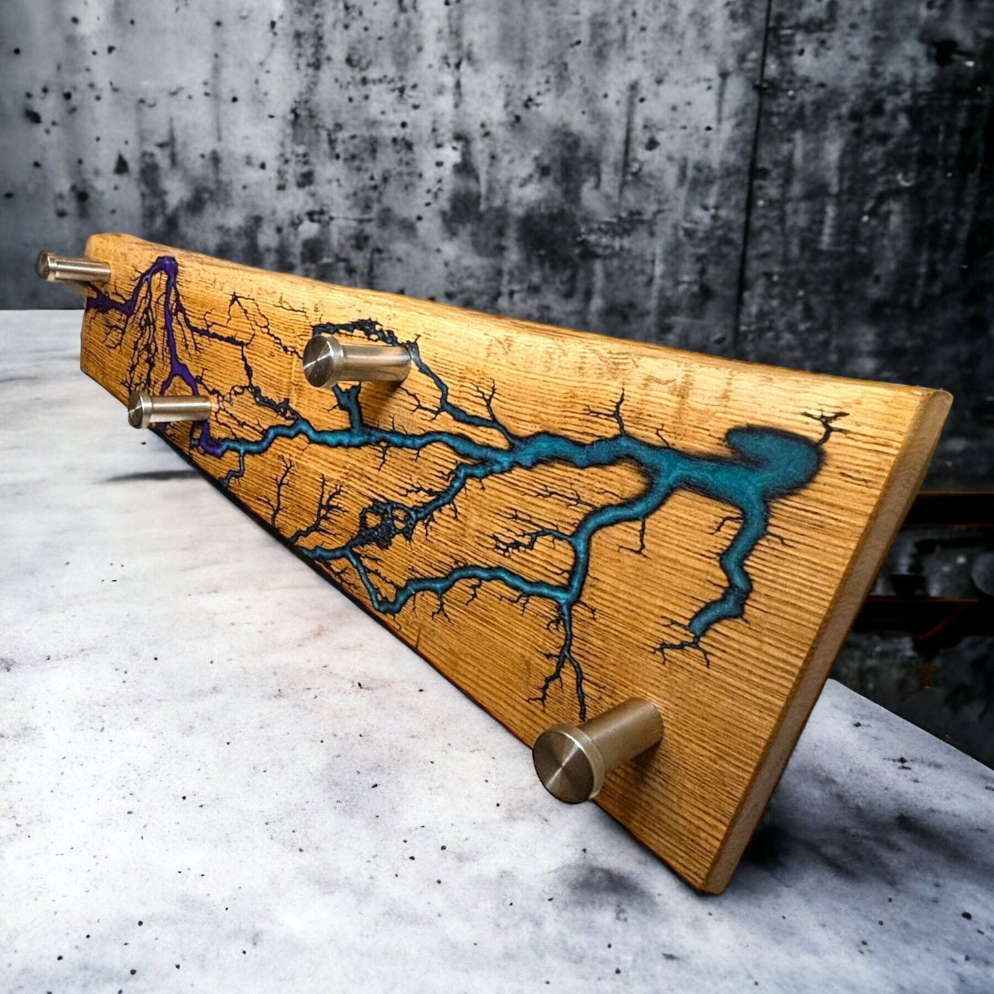 Handgefertigte Eichenholz Wandgarderobe mit Epoxidharz und Lichtenberg Figuren - Einzigartiges Interieur Design | Inneneinrichtung Flur