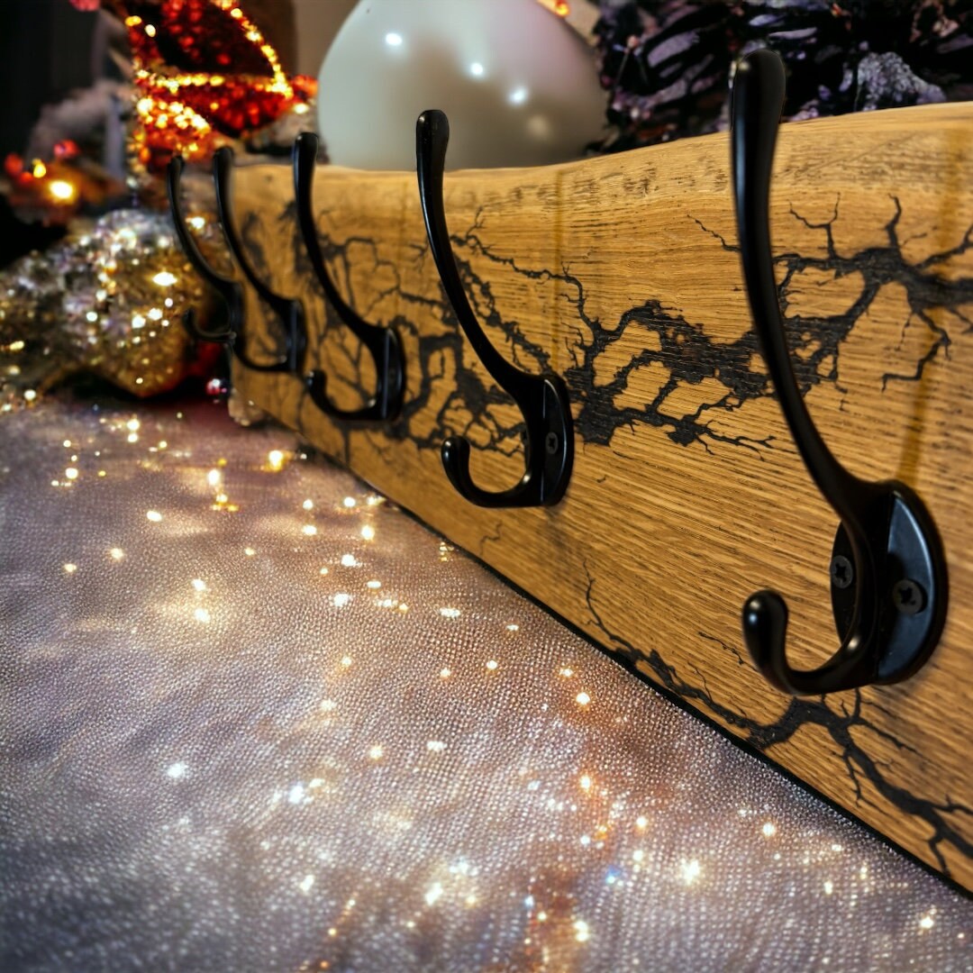 Rustikale Eichenholz-Wandgarderobe mit Lichtenberg-Figuren – Handgefertigter Vintage-Stil mit Haken in Antikoptik Garderobenpaneel