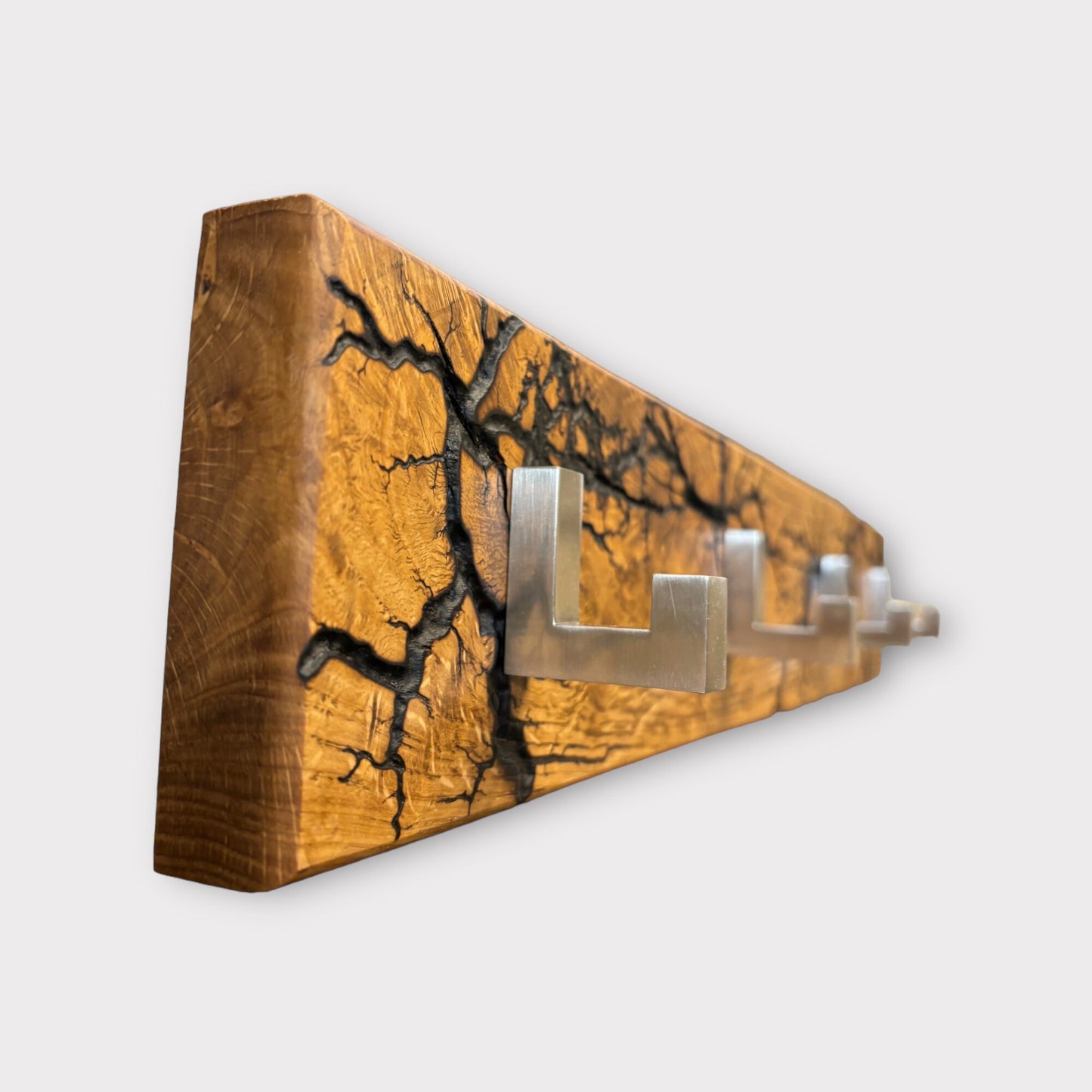 Handgefertigte Eichenholz-Garderobe mit Lichtenberg Muster Wandmontierte Kleiderhaken im Eleganten Stil Edelstahl gebürstet