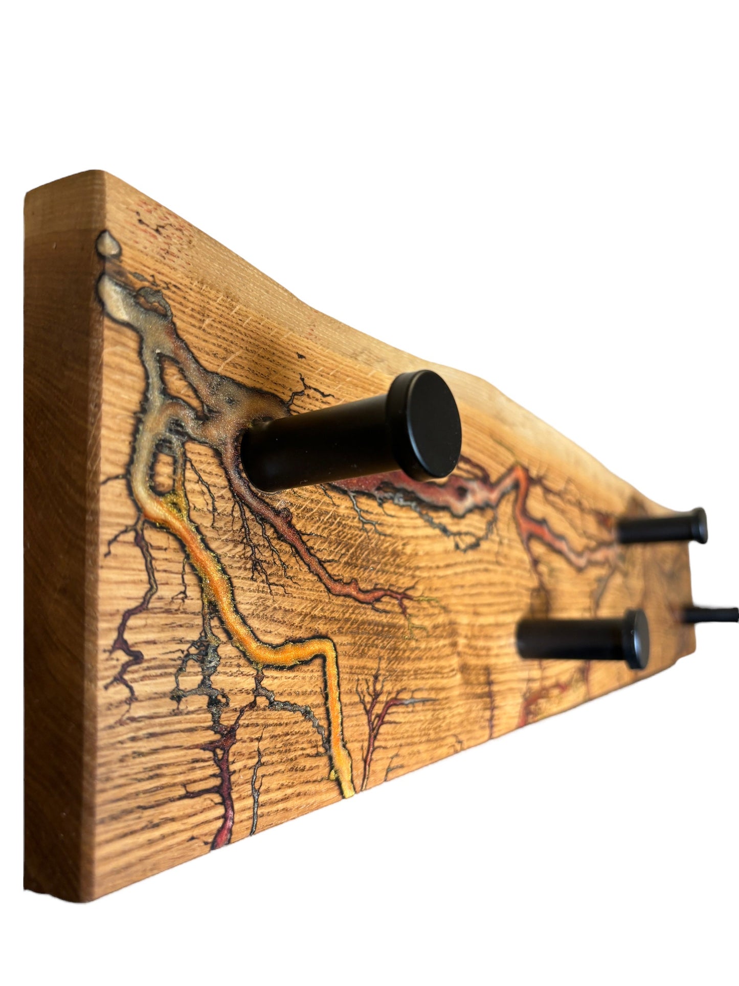 Eichenholz Wandgarderobe mit Epoxidharz & Lichtenberg-Figuren | Stilvolle Schwarze Haken für Elegantes Interieur Design | Blitzmuster Holz