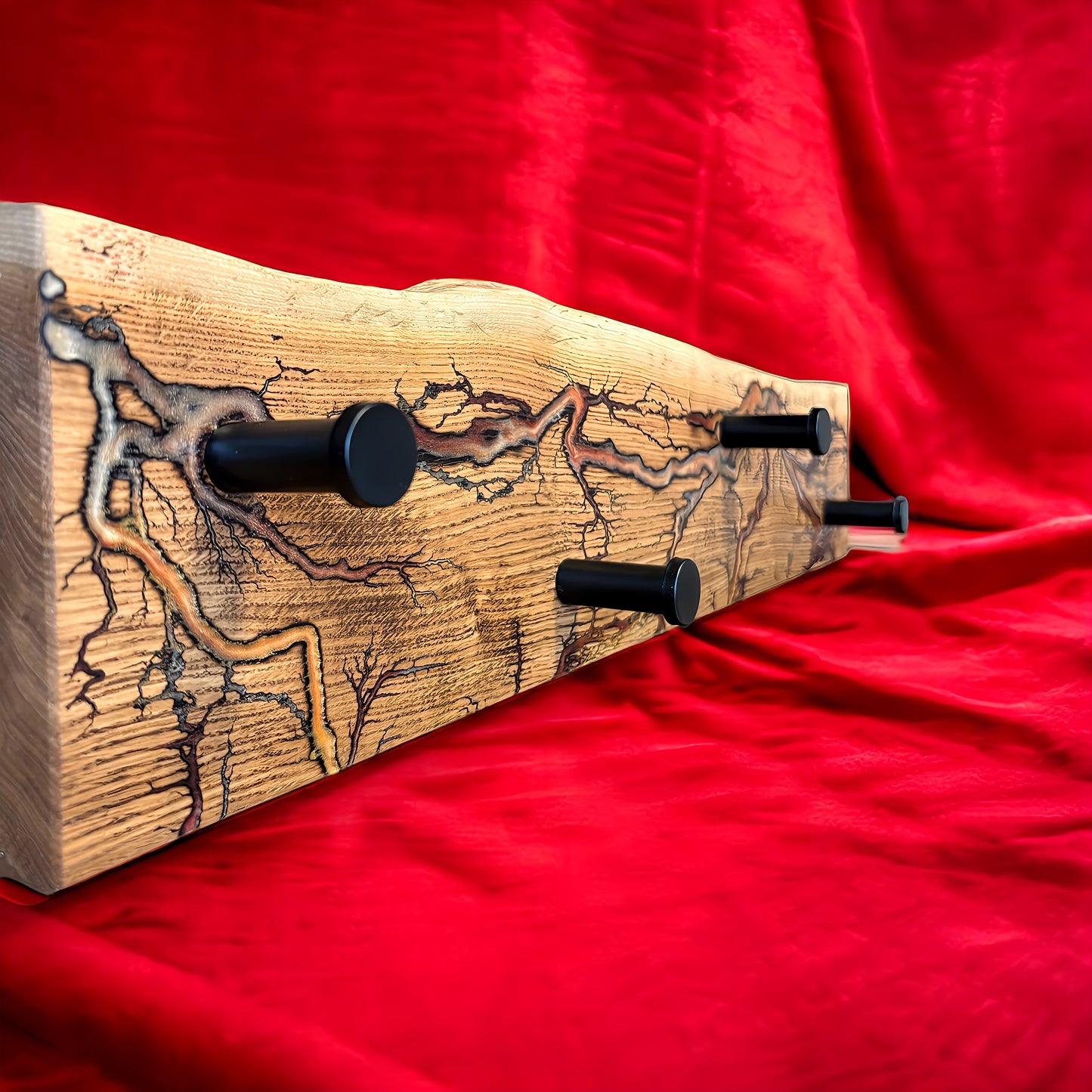 Eichenholz Wandgarderobe mit Epoxidharz & Lichtenberg-Figuren | Stilvolle Schwarze Haken für Elegantes Interieur Design | Blitzmuster Holz