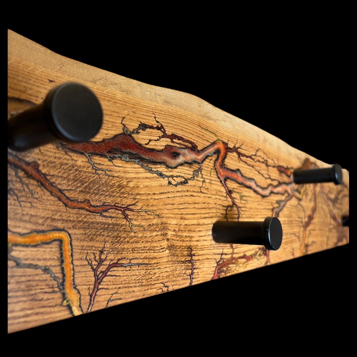 Eichenholz Wandgarderobe mit Epoxidharz & Lichtenberg-Figuren | Stilvolle Schwarze Haken für Elegantes Interieur Design | Blitzmuster Holz