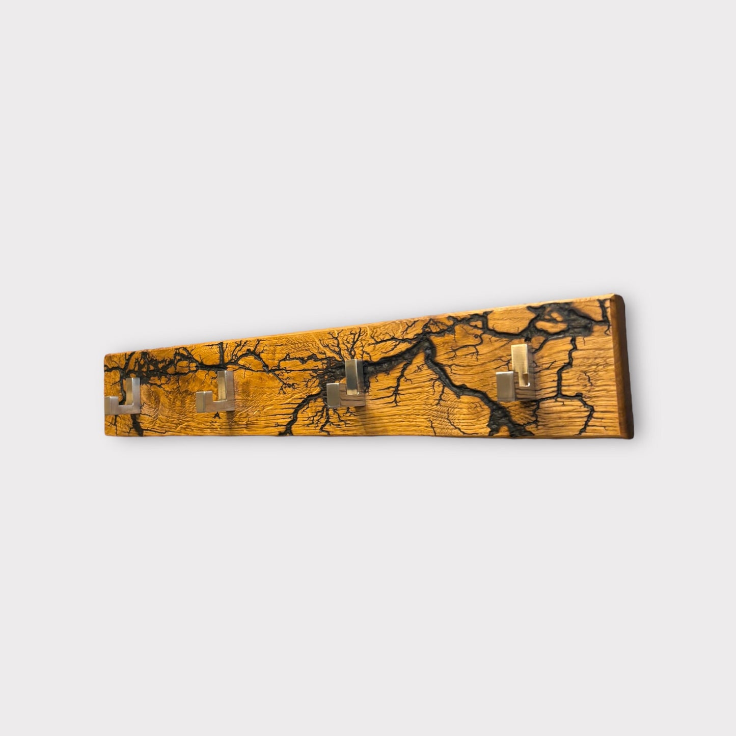 Handgefertigte Eichenholz-Garderobe mit Lichtenberg Muster Wandmontierte Kleiderhaken im Eleganten Stil Edelstahl gebürstet