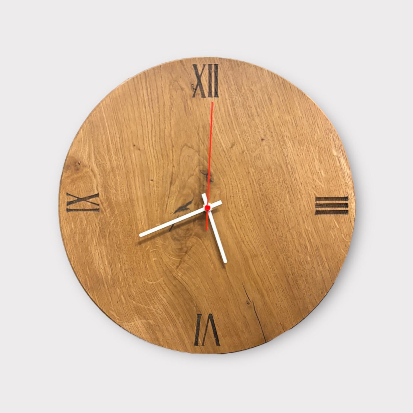 Handgefertigte Eichenholz Wanduhr mit Lasergravur-Ziffernblatt und Holzzeiger | Rustikale Eleganz | massive Naturholz-Uhr | römische Zahlen