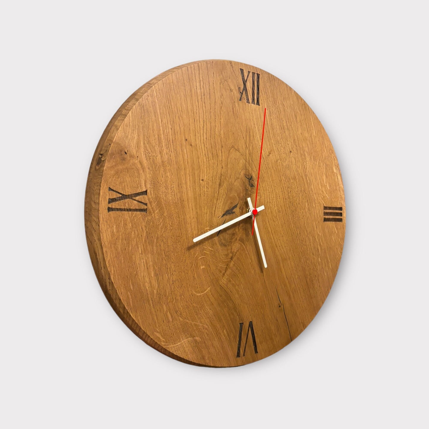 Handgefertigte Eichenholz Wanduhr mit Lasergravur-Ziffernblatt und Holzzeiger | Rustikale Eleganz | massive Naturholz-Uhr | römische Zahlen