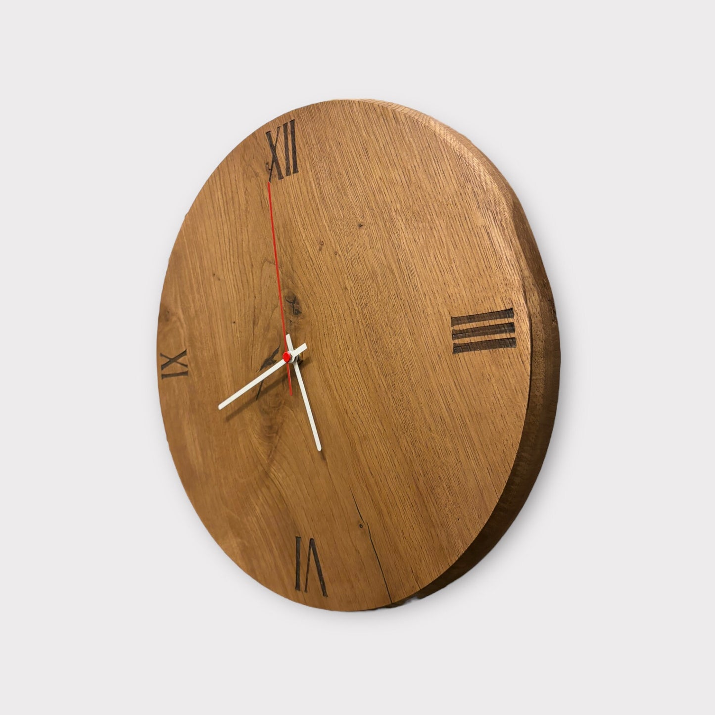 Handgefertigte Eichenholz Wanduhr mit Lasergravur-Ziffernblatt und Holzzeiger | Rustikale Eleganz | massive Naturholz-Uhr | römische Zahlen