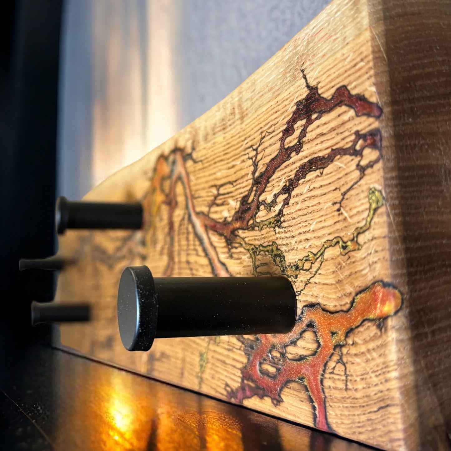 Eichenholz Wandgarderobe mit Epoxidharz & Lichtenberg-Figuren | Stilvolle Schwarze Haken für Elegantes Interieur Design | Blitzmuster Holz