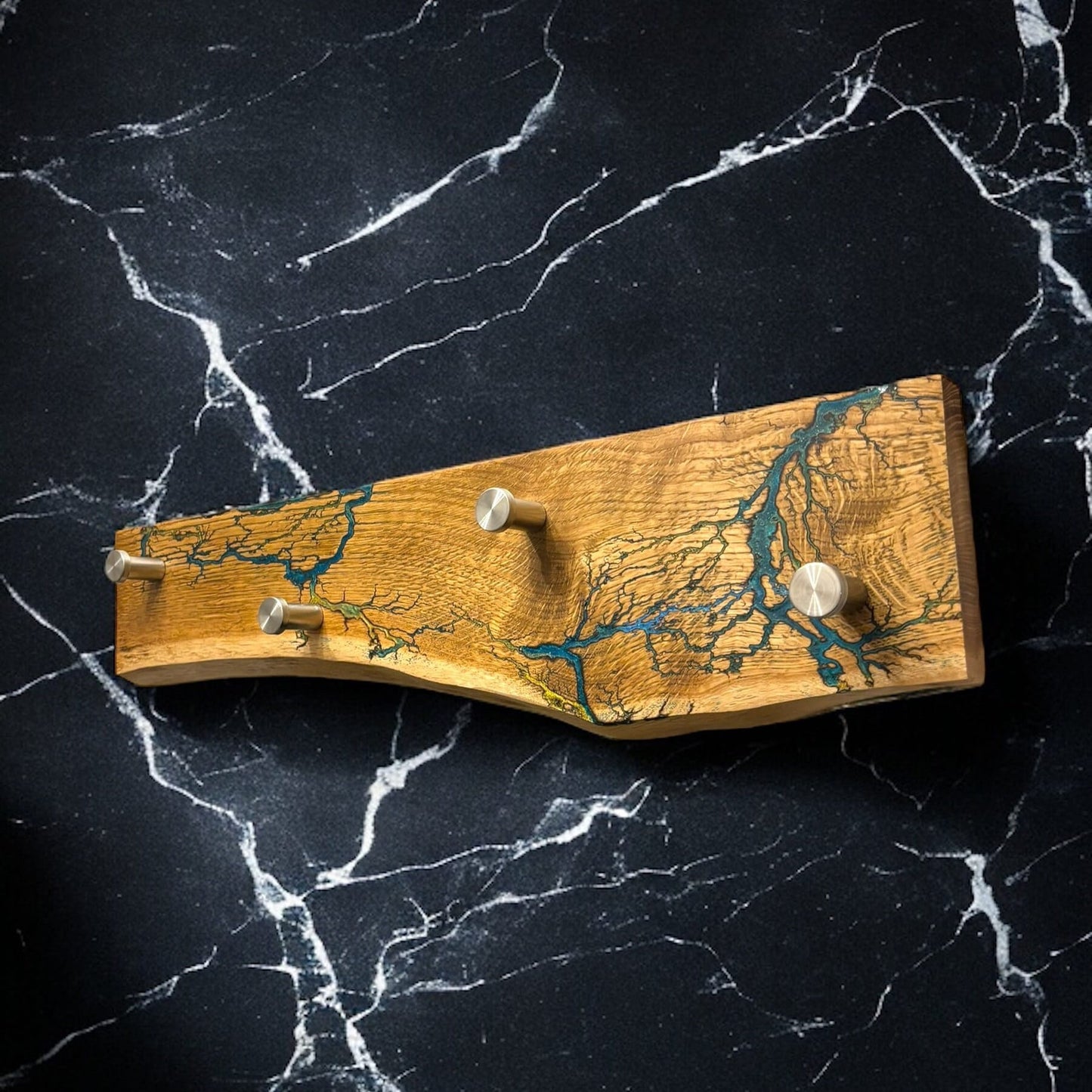 Wandgarderobe Eiche mit Baumkante & Lichtenbergfiguren | Epoxidharz | Einzigartiges Funktionales Design | Live edge | Handmade