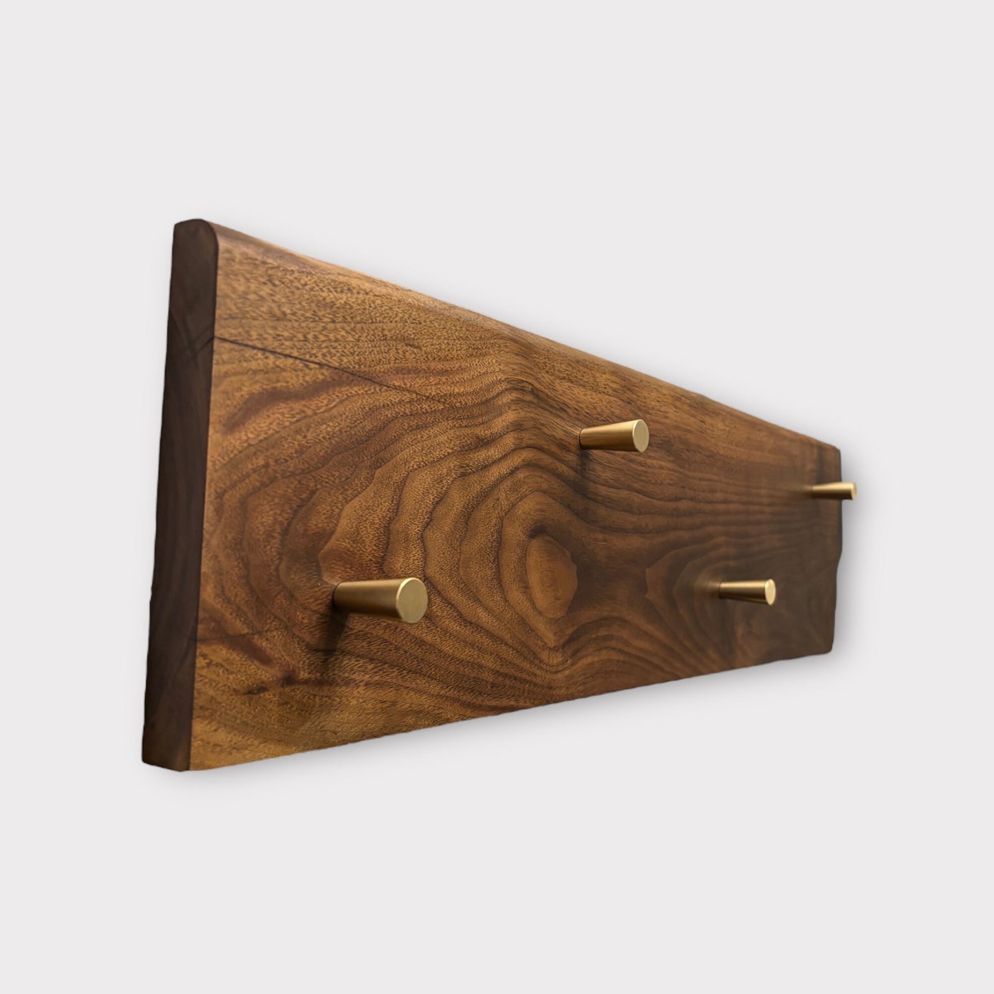 Designer Nussholz Wandgarderobe mit 4 konischen Messinghaken | Elegante Flurgarderobe | Handarbeit | Holzdesign-Ideen | Wooden Art