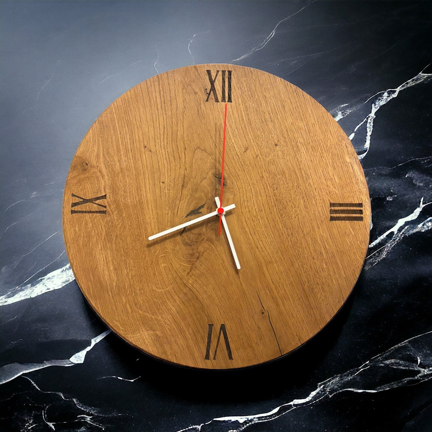 Handgefertigte Eichenholz Wanduhr mit Lasergravur-Ziffernblatt und Holzzeiger | Rustikale Eleganz | massive Naturholz-Uhr | römische Zahlen