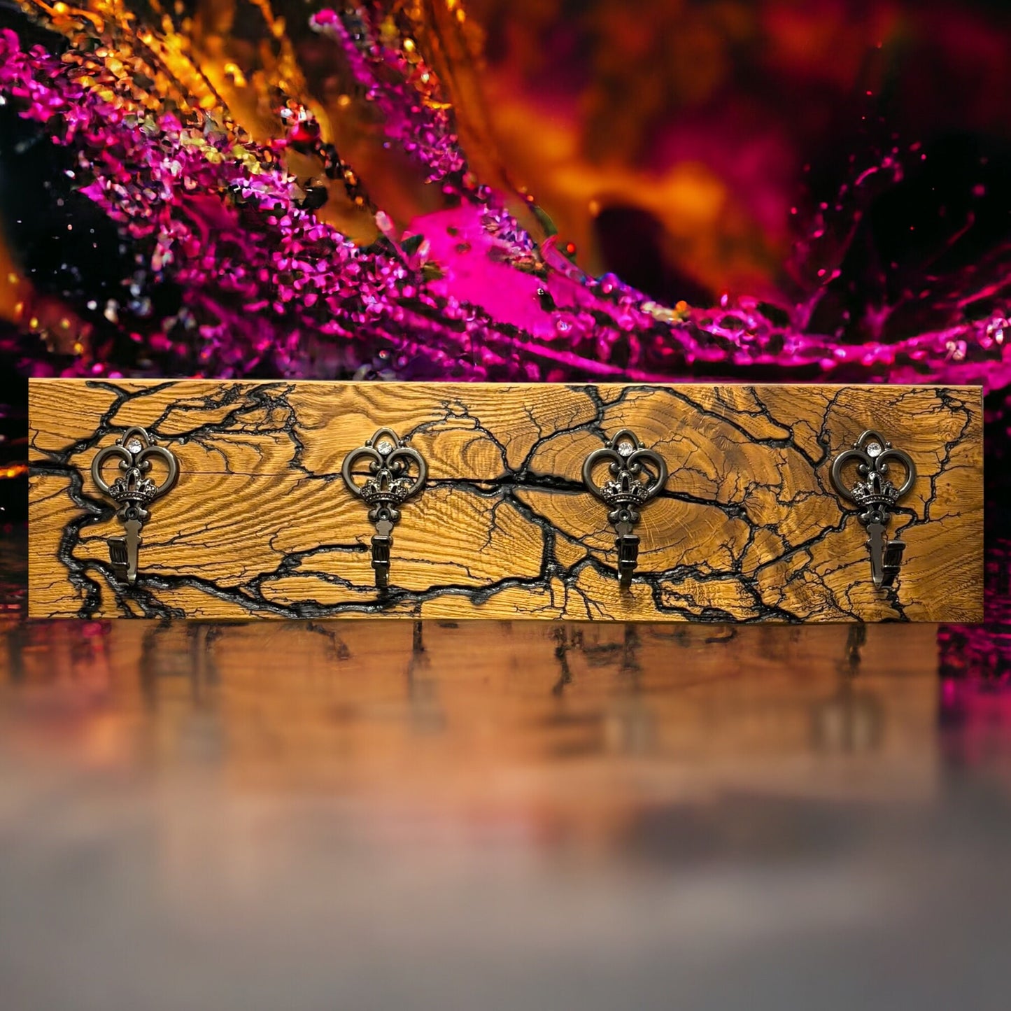 Rustikale Wandgarderobe aus Eichenholz mit Lichtenberg-Figuren – Handgefertigter Vintage-Stil mit Haken Garderobenpaneel