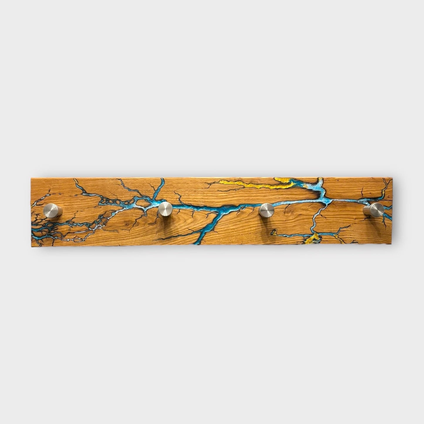 Eichenholz Wandgarderobe mit Epoxidharz & Lichtenberg-Figuren | Stilvolle Edelstahl Haken für Elegantes Interieur Design | Blitzmuster Holz