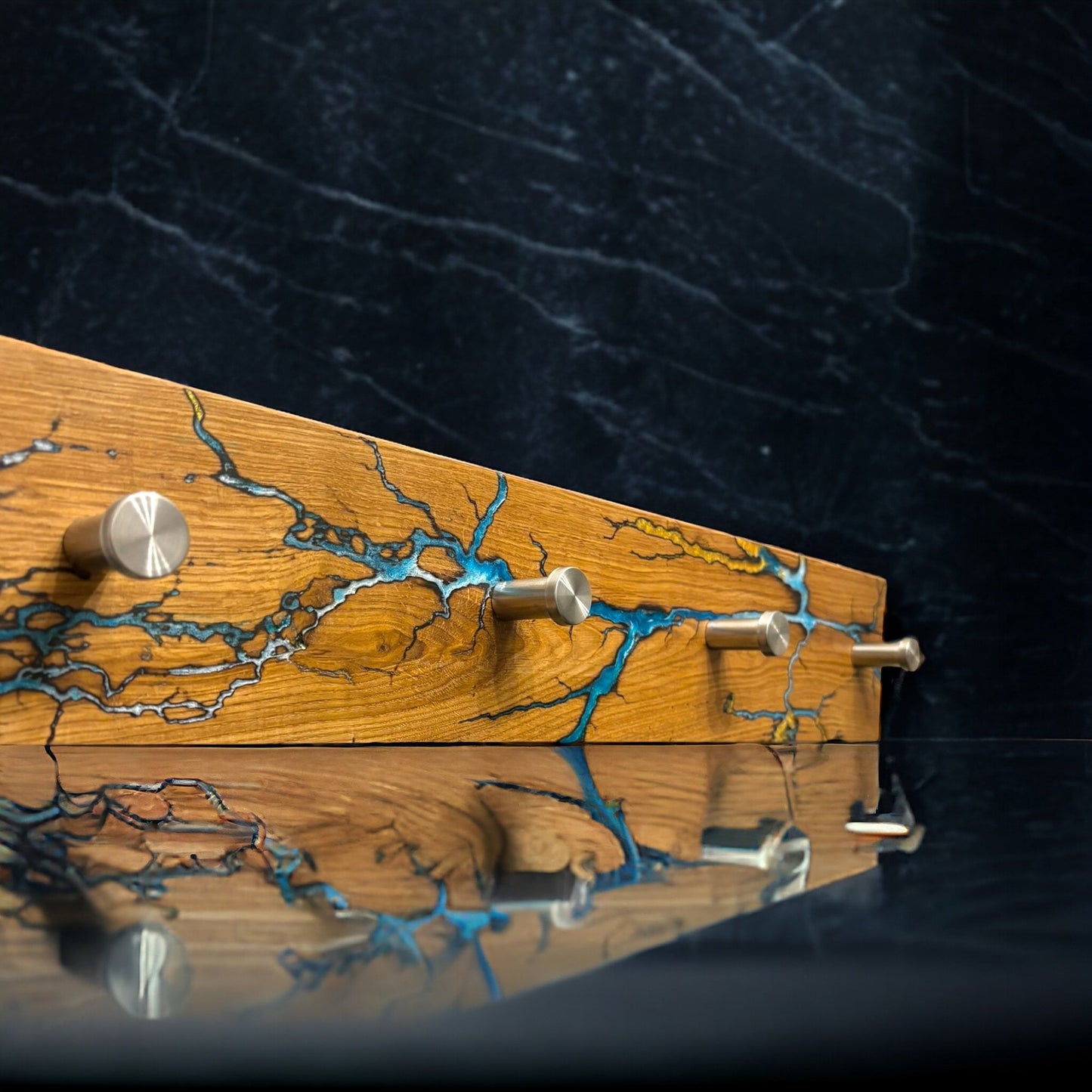 Eichenholz Wandgarderobe mit Epoxidharz & Lichtenberg-Figuren | Stilvolle Edelstahl Haken für Elegantes Interieur Design | Blitzmuster Holz