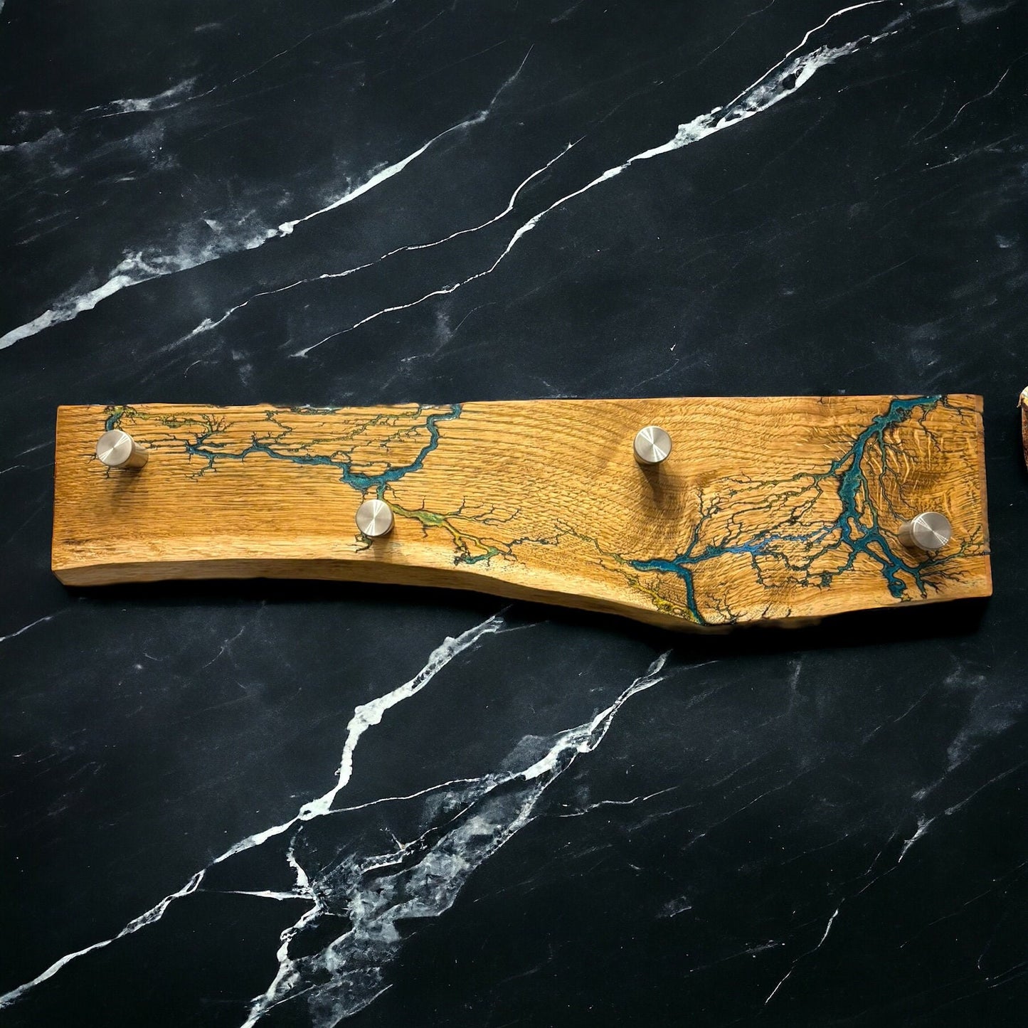 Wandgarderobe Eiche mit Baumkante & Lichtenbergfiguren | Epoxidharz | Einzigartiges Funktionales Design | Live edge | Handmade