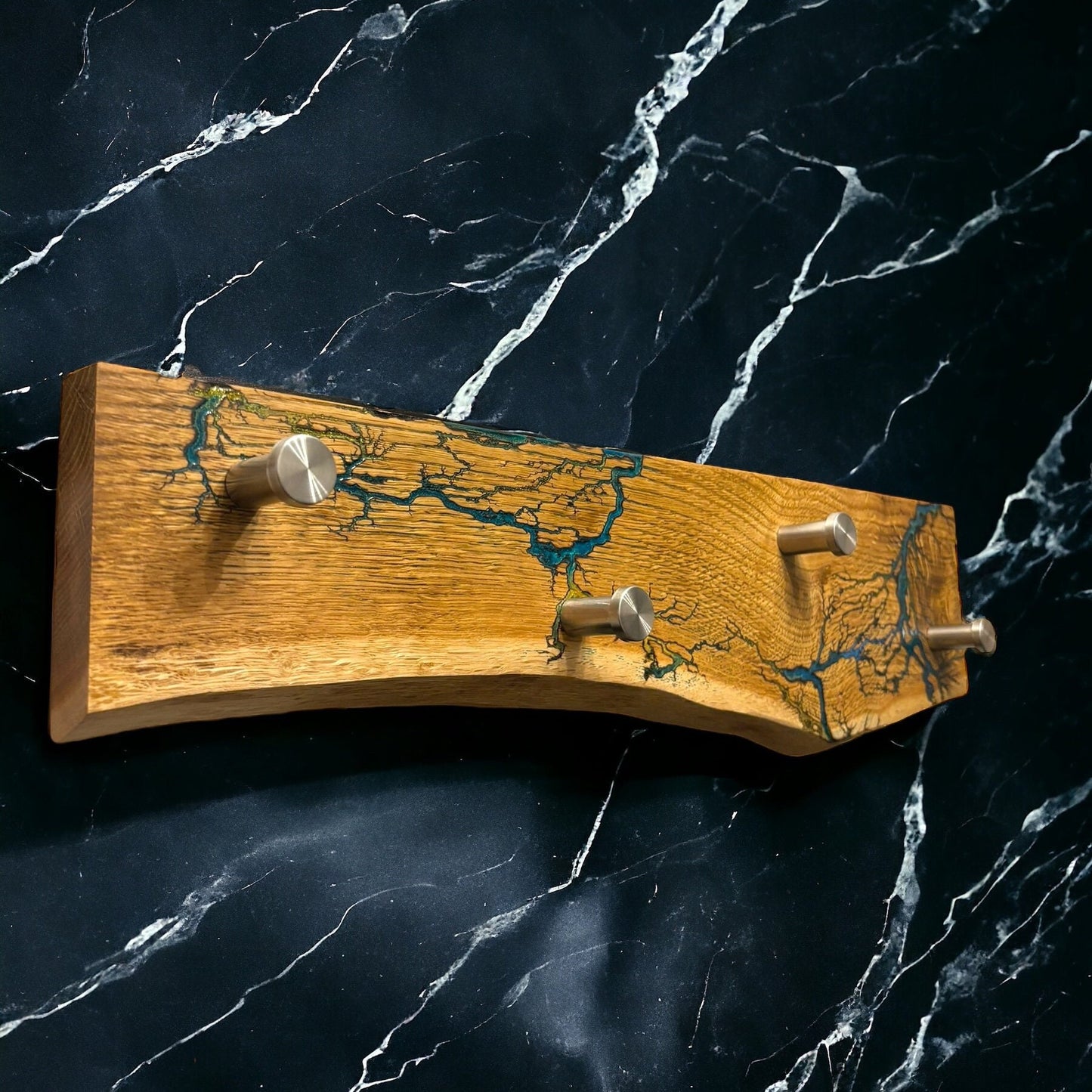 Wandgarderobe Eiche mit Baumkante & Lichtenbergfiguren | Epoxidharz | Einzigartiges Funktionales Design | Live edge | Handmade