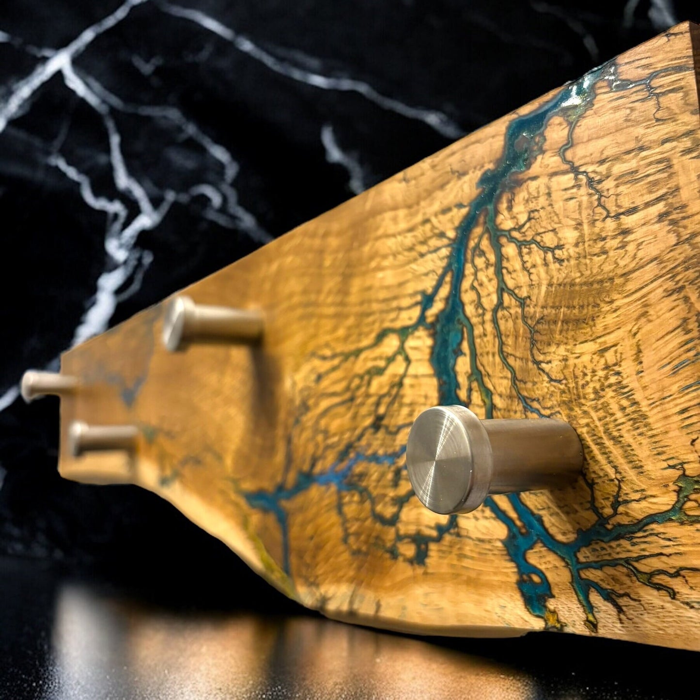Wandgarderobe Eiche mit Baumkante & Lichtenbergfiguren | Epoxidharz | Einzigartiges Funktionales Design | Live edge | Handmade