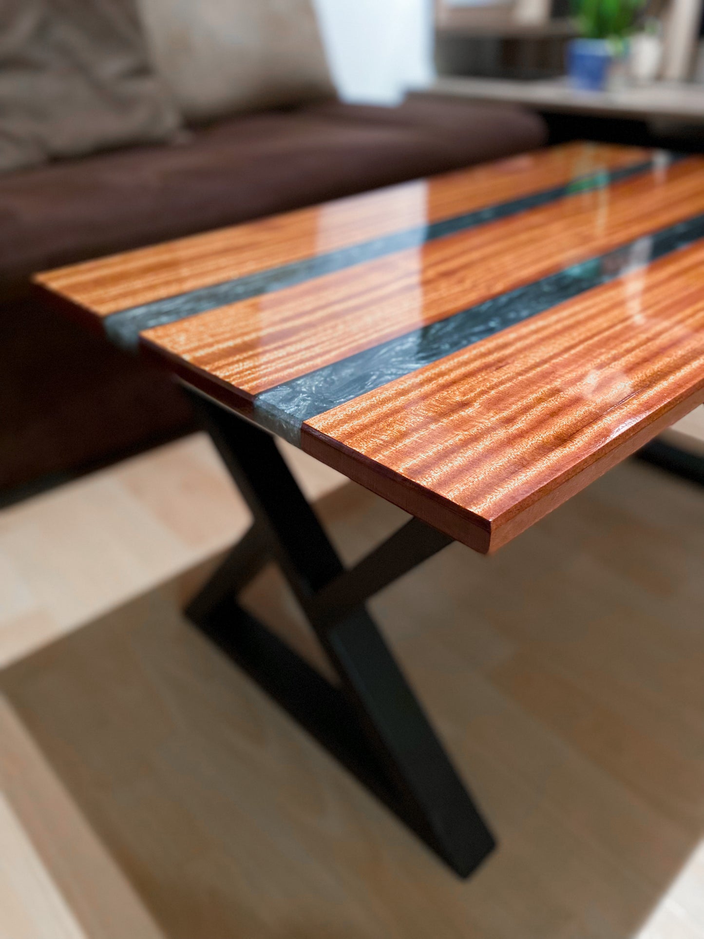 Couchtisch aus Epoxidharz und Mahagoni Holz