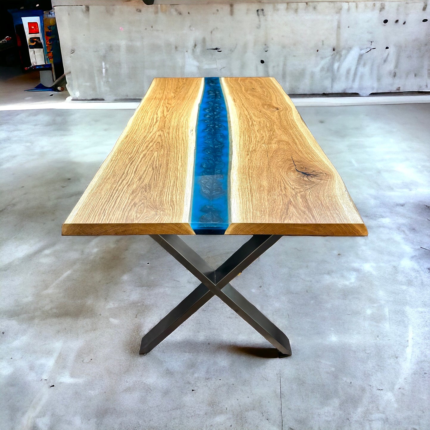 Designer Eichenholztisch mit blau-grauem Epoxidharz-Einlass und stimmungsvoller LED-Unterbodenbeleuchtung