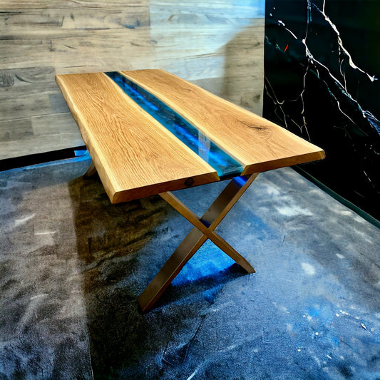 Handgefertigter Esstisch aus Eichenholz mit blauem Epoxidharz und grauen Mustern, beleuchtet durch integrierte LEDs