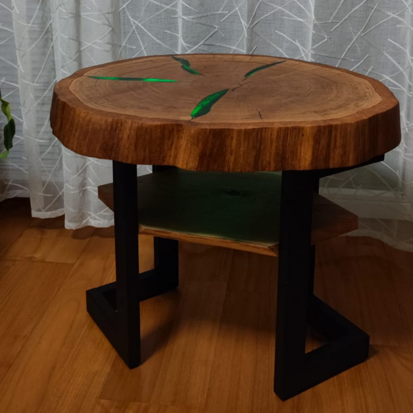 Baumscheiben Tisch mit intergrierter Led Beleuchtung aus Eichenholz