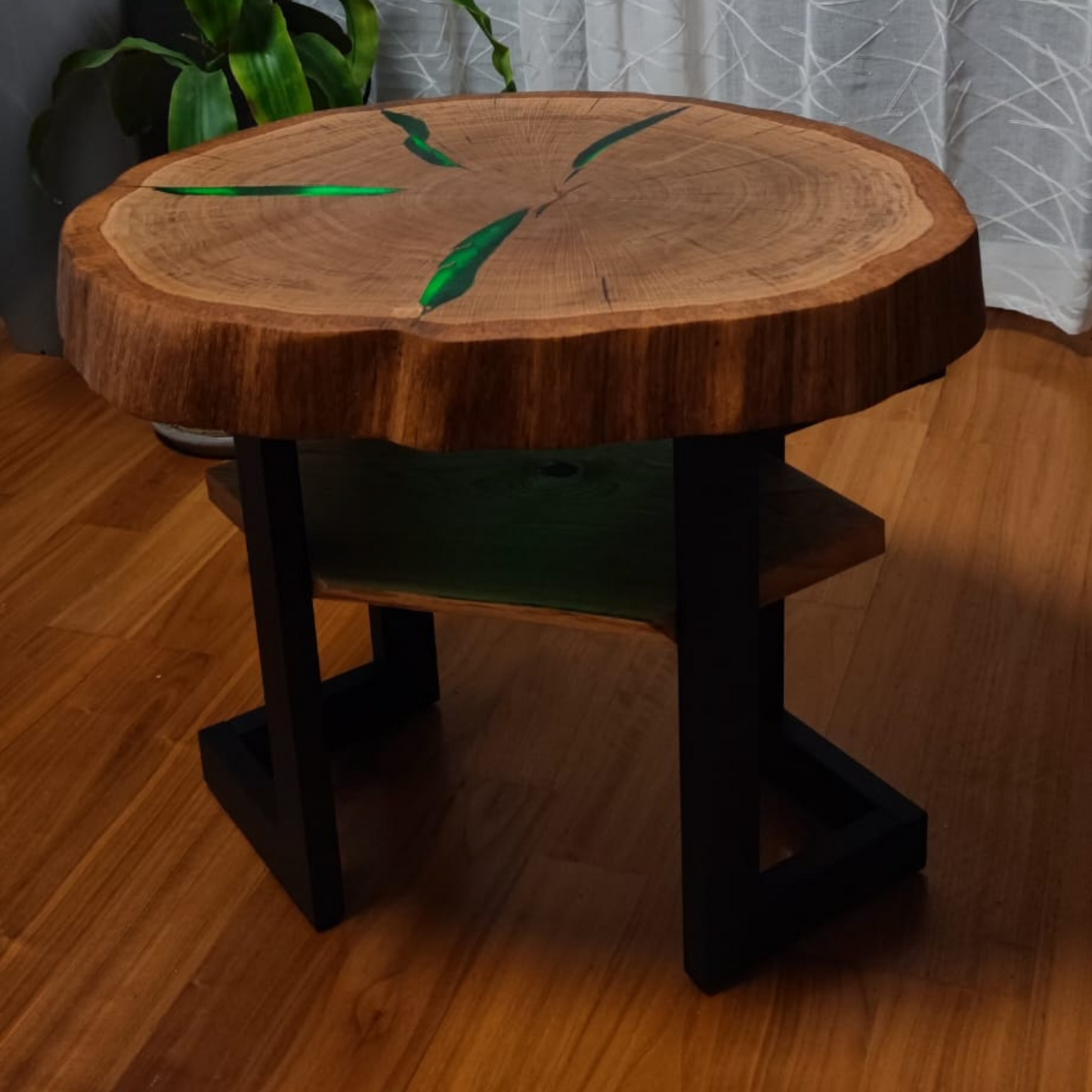 Baumscheiben Tisch mit intergrierter Led Beleuchtung aus Eichenholz