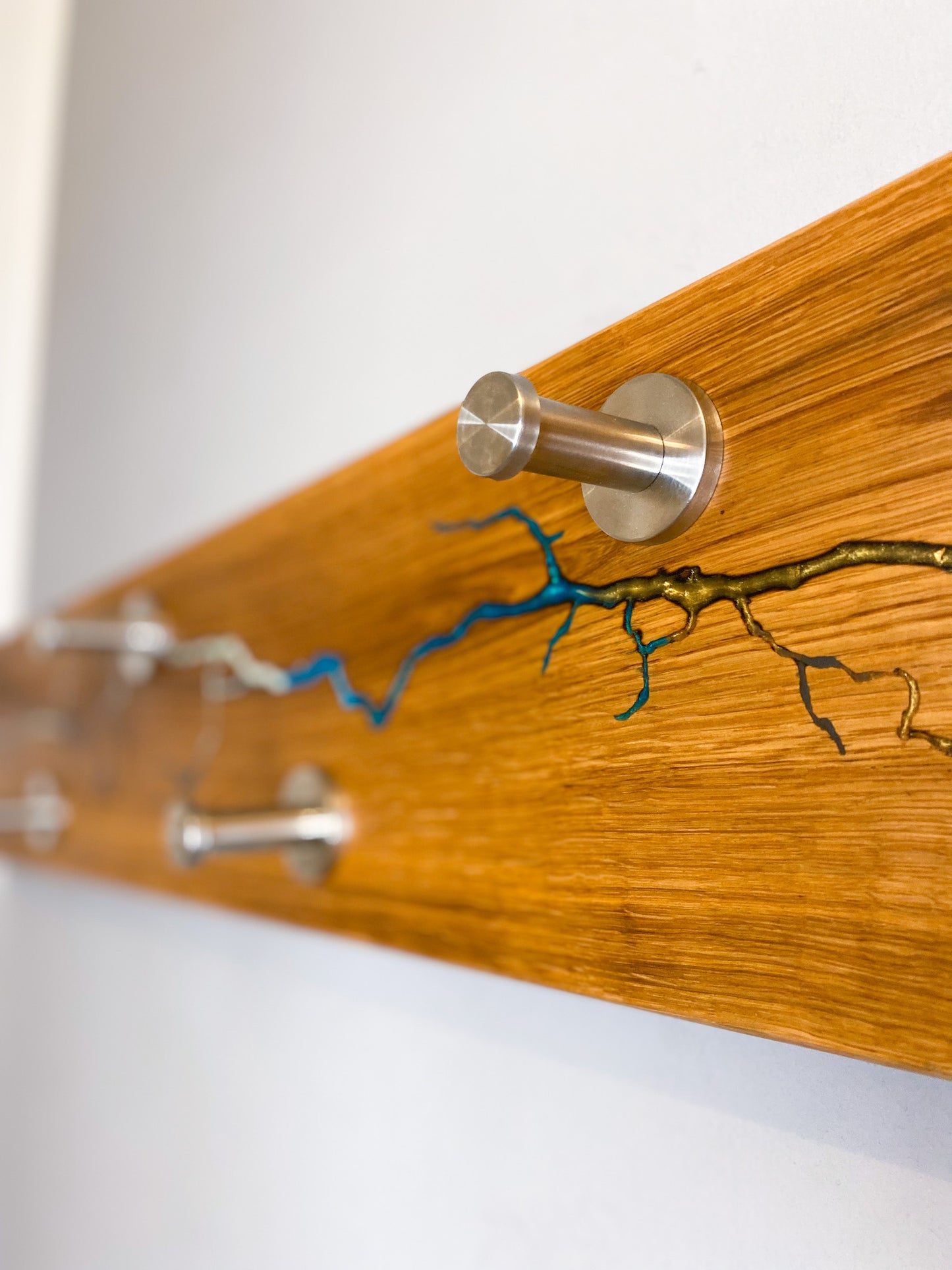 Wandgarderobe aus Eichenholz mit Lichtenbergfiguren & Epoxidharz