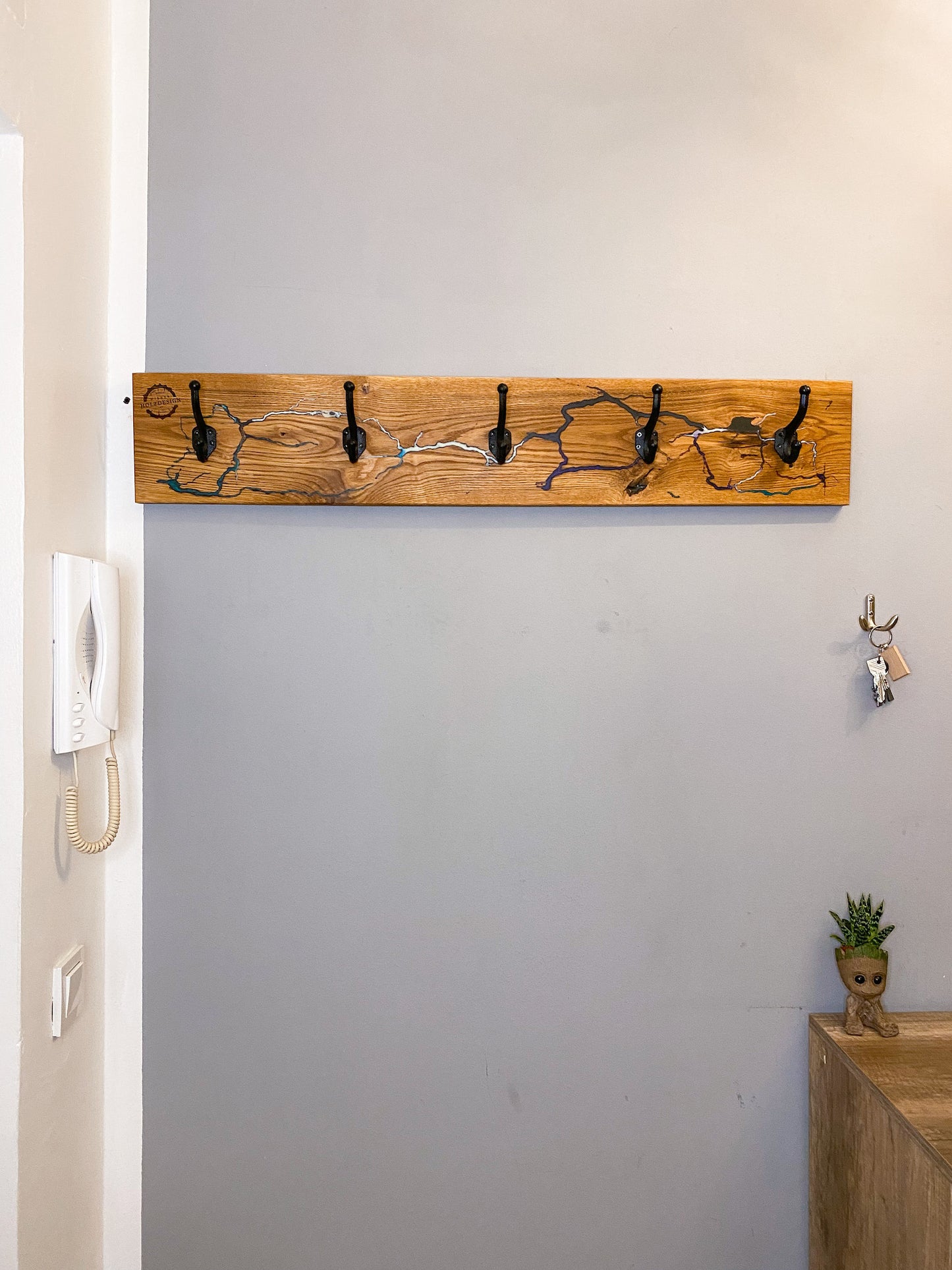 Wandgarderobe aus Eichenholz mit Lichtenberg figuren & Epoxidharz