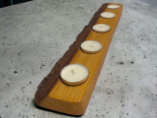 Rustikaler Kerzenhalter aus Massivholz mit Baumkante und Rinde - Platz für 5 Kerzen