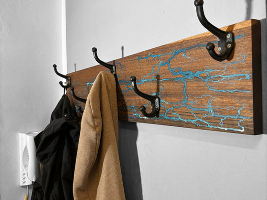 Wandgarderobe aus Nussholz mit Lichtenberg-Figuren und Epoxidharz - Exklusive Holzgarderobe Einrichtung Design-Ideen Einzelstück Handmade