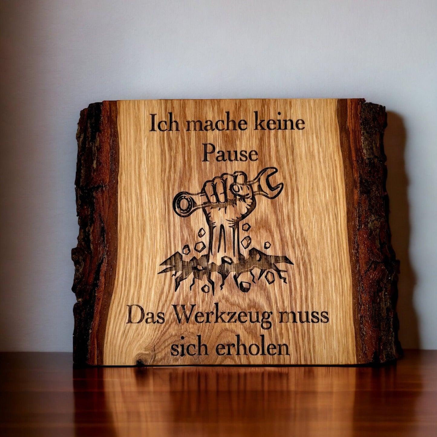 Rustikales Holzschild mit Baumkante und Lasergravur Männergeschenk Vatertag Handwerker lustiger Spruch Massivholz Werkstatt Schild Witzig