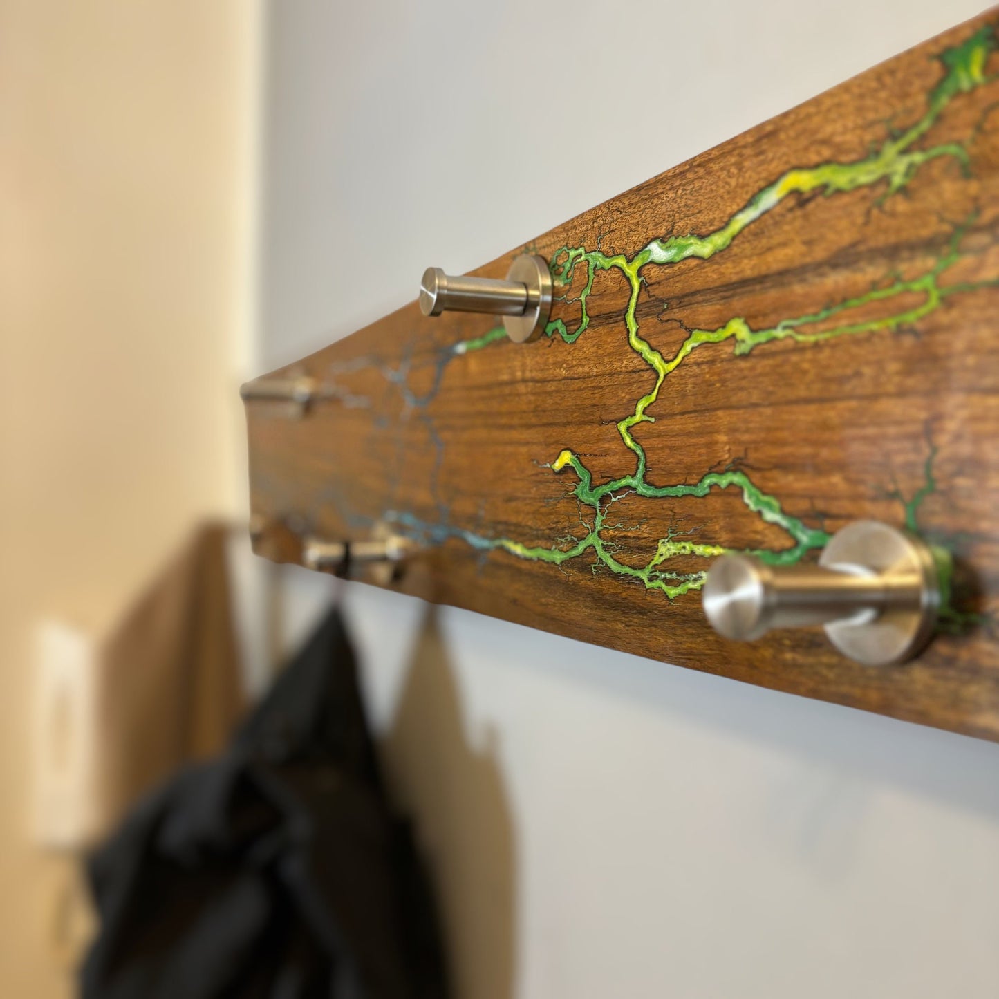 Wandgarderobe Nussbaum mit Lichtenberg-Figuren und Epoxidharz - Einzigartige Holzgarderobe Einrichtung Design-Ideen Einzelstück Handmade