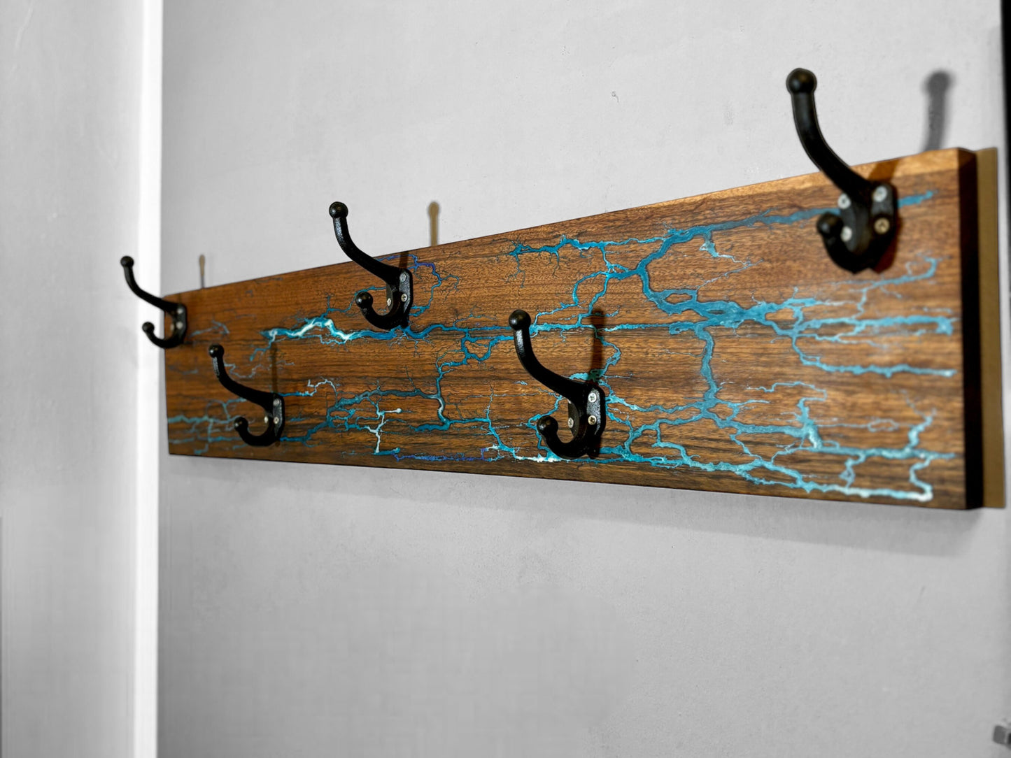 Wandgarderobe aus Nussholz mit Lichtenberg-Figuren und Epoxidharz - Exklusive Holzgarderobe Einrichtung Design-Ideen Einzelstück Handmade