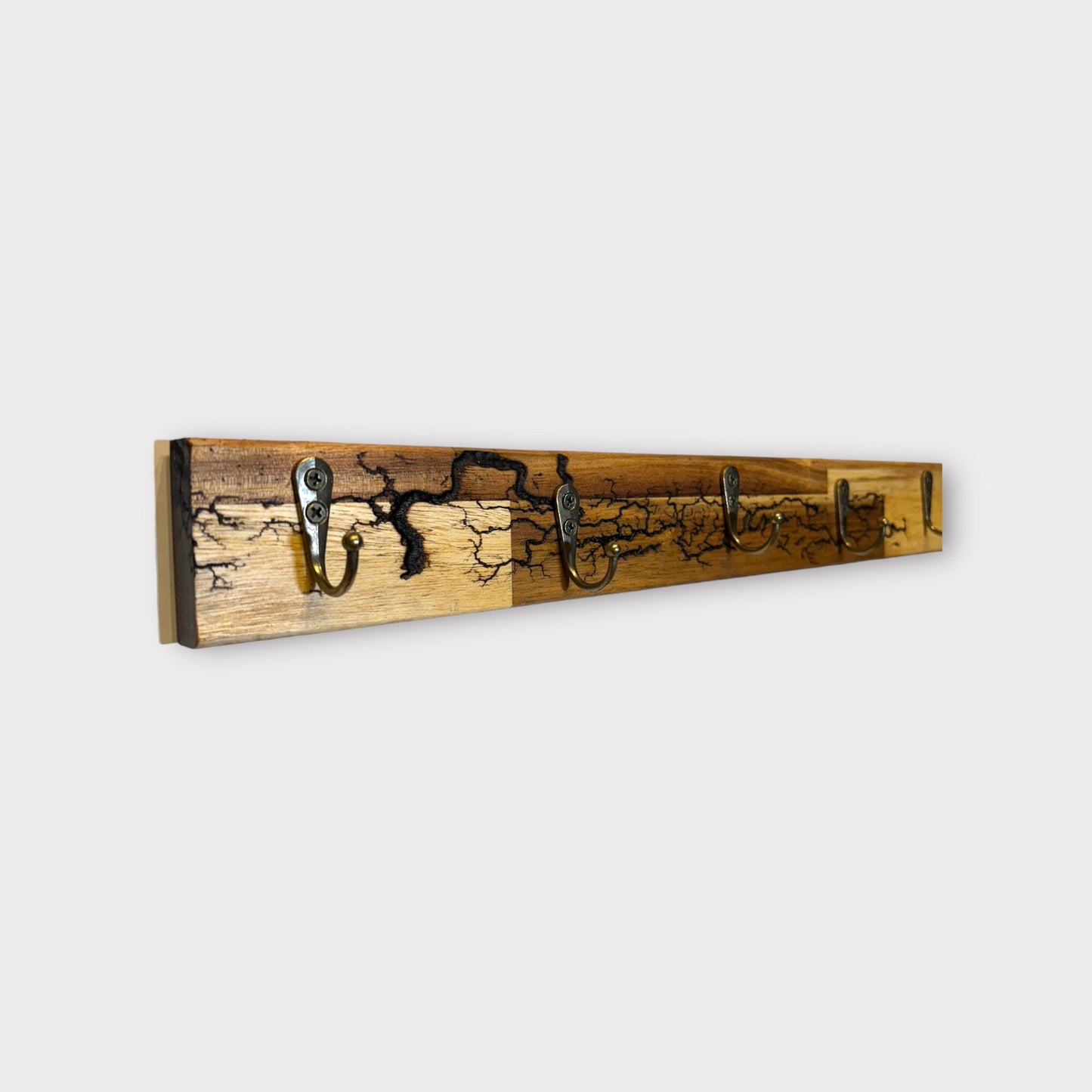 Holzbrett mit 5 Messing Haken Küchenorganizer Schlüsselbrett Handgefertigt Wanddekor vielseitig einsetzbar Lichtenbergfiguren Holz brennen