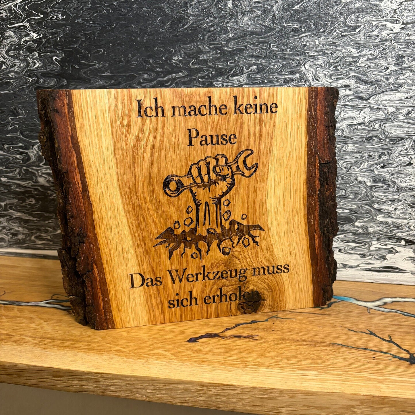 Rustikales Holzschild mit Baumkante und Lasergravur Männergeschenk Vatertag Handwerker lustiger Spruch Massivholz Werkstatt Schild Witzig