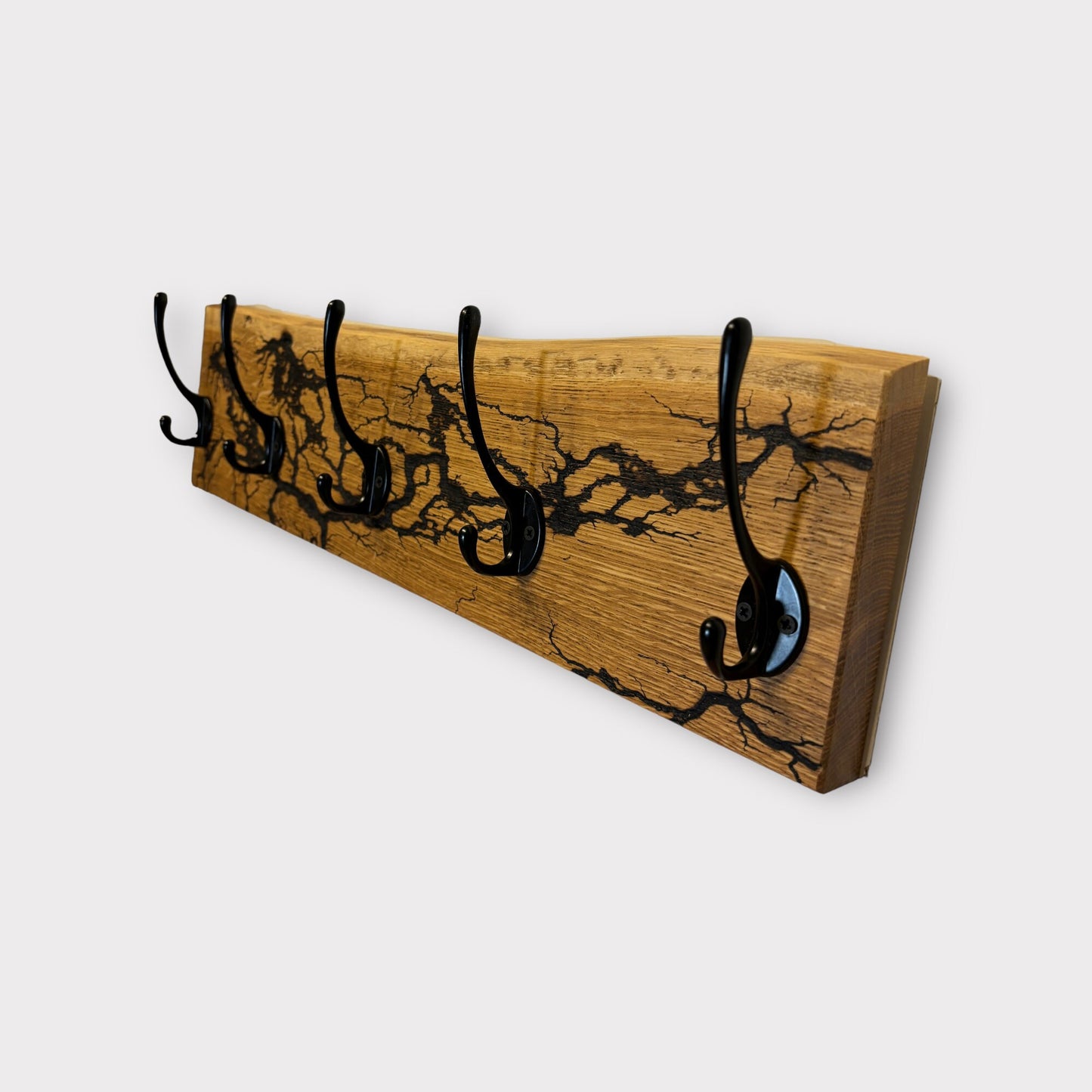 Rustikale Eichenholz-Wandgarderobe mit Lichtenberg-Figuren – Handgefertigter Vintage-Stil mit Haken in Antikoptik Garderobenpaneel