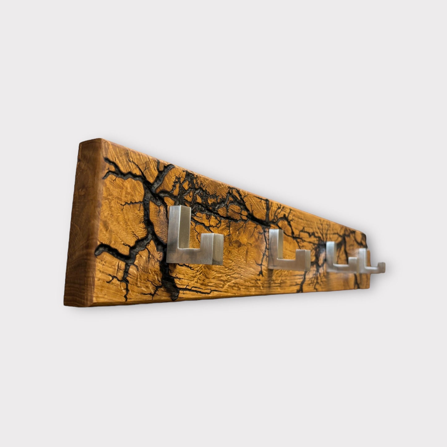 Handgefertigte Eichenholz-Garderobe mit Lichtenberg Muster Wandmontierte Kleiderhaken im Eleganten Stil Edelstahl gebürstet