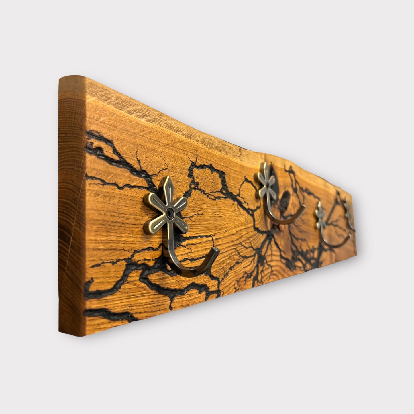Moderne Eichenholz Wandgarderobe handgefertigt Rustikaler Vintage-Stil mit Lichtenberg-Figuren & 4 Antik- Bronze Haken woodburn figures