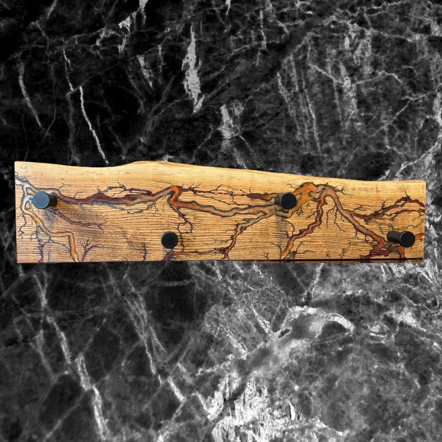 Eichenholz Wandgarderobe mit Epoxidharz & Lichtenberg-Figuren | Stilvolle Schwarze Haken für Elegantes Interieur Design | Blitzmuster Holz