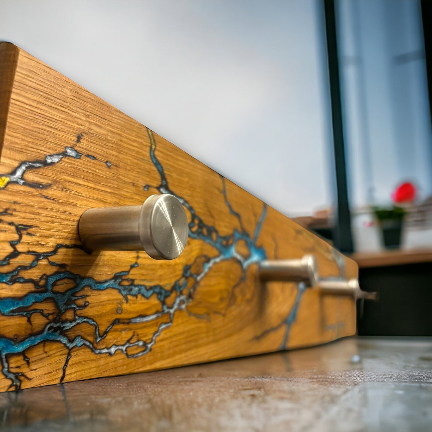 Eichenholz Wandgarderobe mit Epoxidharz & Lichtenberg-Figuren | Stilvolle Edelstahl Haken für Elegantes Interieur Design | Blitzmuster Holz