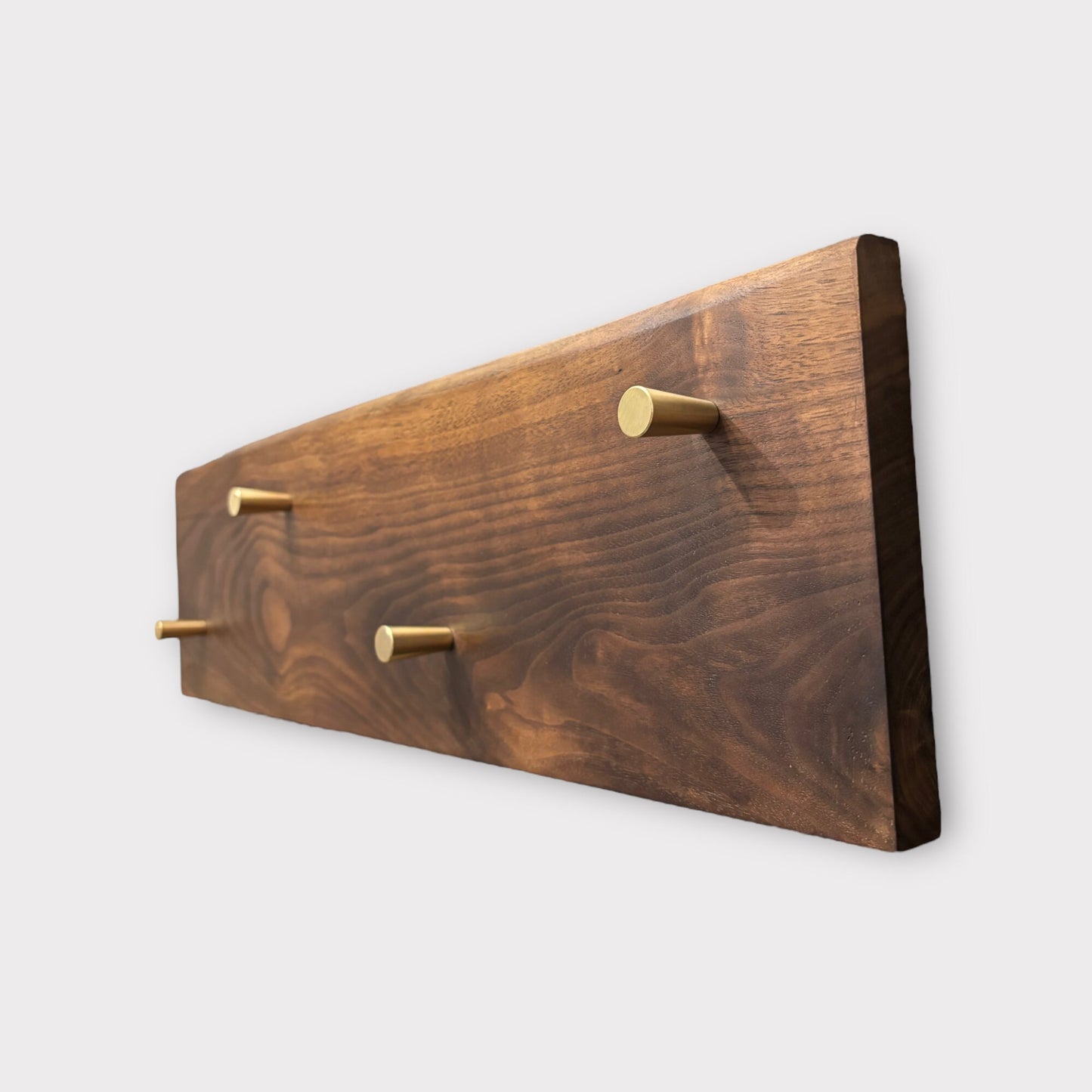 Designer Nussholz Wandgarderobe mit 4 konischen Messinghaken | Elegante Flurgarderobe | Handarbeit | Holzdesign-Ideen | Wooden Art