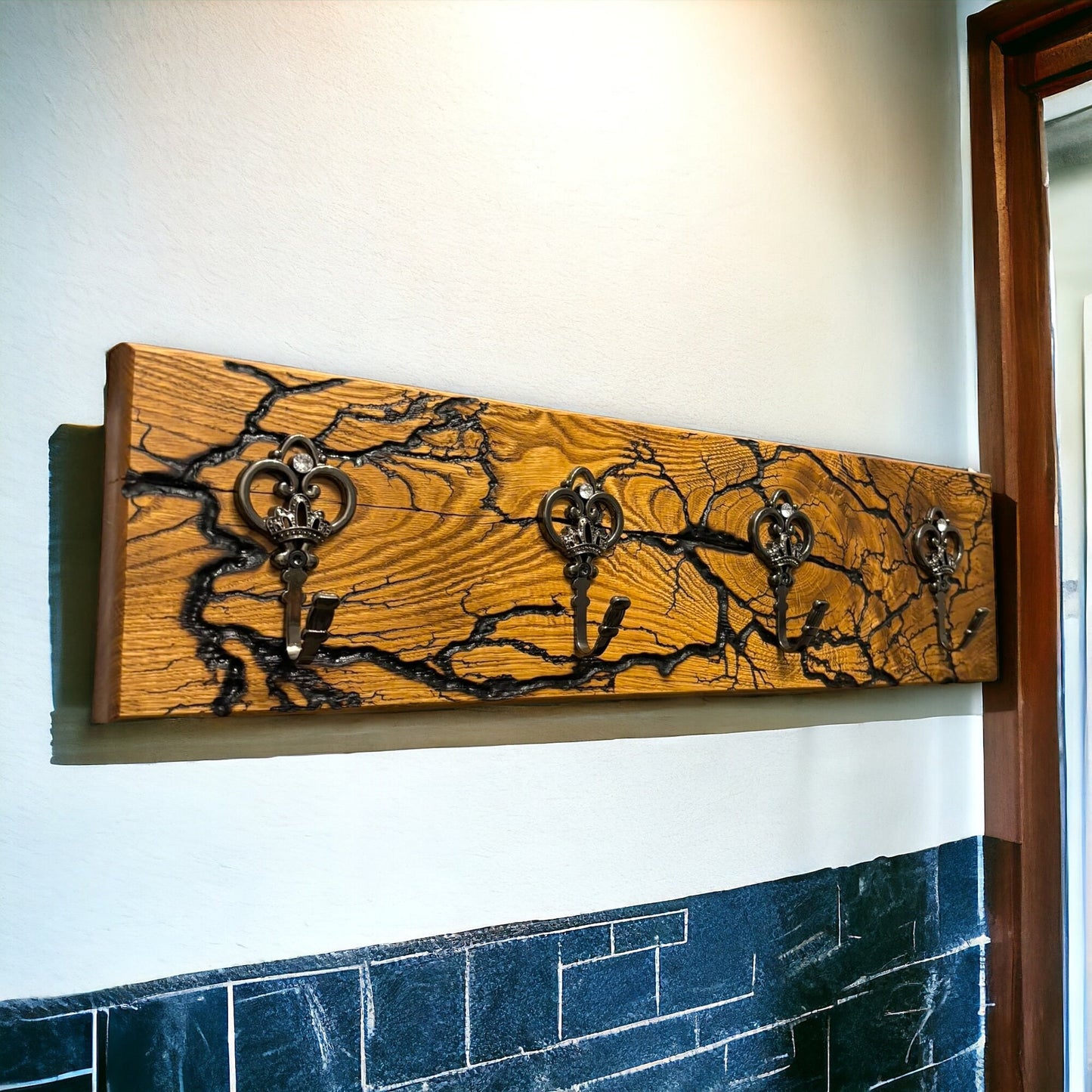 Rustikale Wandgarderobe aus Eichenholz mit Lichtenberg-Figuren – Handgefertigter Vintage-Stil mit Haken Garderobenpaneel